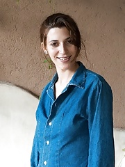 Amateur mature Johaquina revealing her unshaven twat