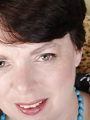 Big American mama showing off her succulent body