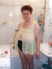 Big mature slut getting nasty in the shower