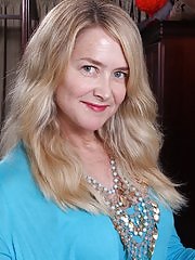 Busty mature amateur Eva Griffin spreads tasty pussy