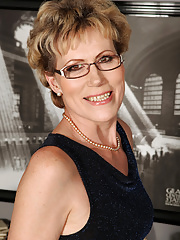 Elegant Georgina C uses her glasses to toy her pussy