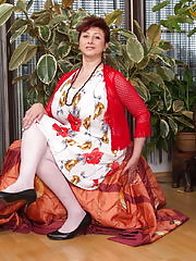 Huge breasted mature lady getting ready to be dirty