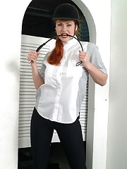 Katarina loves to show you her milf body