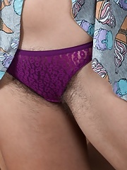 Katie Z strips nude while relaxing on her couch