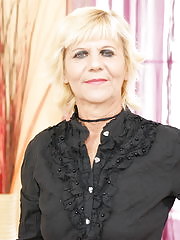 Kinky mama gets afist up her juicy pussy