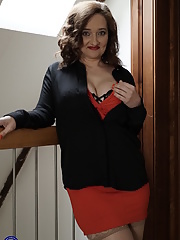 Sexy mature with huge juggs plays dirty with her favourite toy