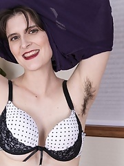 Short hair mom Sosha Belle stripping of and showing her hairy pussy