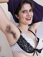 Short hair mom Sosha Belle stripping of and showing her hairy pussy