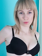 Short haired amateur mature Natinella with big nipples reveals her bushy cunt