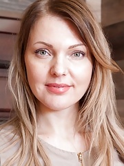 Skinny mature amateur unveils her all natural pussy