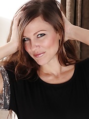 Stunning elegant MILF Amy Johnson naked in high heels