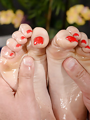 Nympho Mature Rachel Starr Lets Her Masseur Cum On Her Sexy Feet