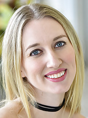 Mature Riley Removing Jeans And Displaying All Natural Pussy