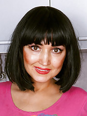 Short Haired Skinny Older Milf Sakyra Reveals Her Shaved Muff