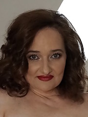 Sexy Mature With Huge Juggs Plays Dirty With Her Favourite Toy